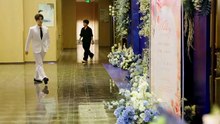 原本就有婚約的趙瑟初意外嫁給了周京陌 婚後五年 他傾盡溫柔悉心呵護 始終恪盡丈夫本分 卻始終沒能焙熱她的心_1