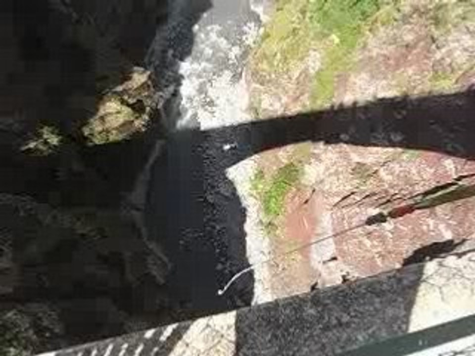 Saut à l'elastique au pont de la mariée