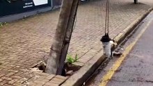 Poste afunda após temporal e deixa rua interditada e moradores sem luz em Cascavel