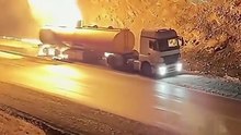 Motorista arrisca a própria vida pra retirar cavalo mecânico da carreta pegando fogo
