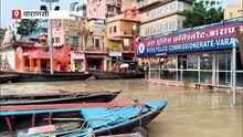 वाराणसी में तेजी से बढ़ रहा गंगा का जलस्तर; मणिकर्णिका घाट की छत पर अंतिम संस्कार