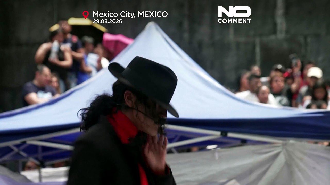 Michael-jackson-fans tanzen zu „thriller“ zu 68. geburtstag des king of pop