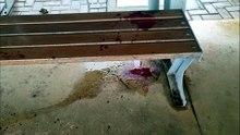 Ponto de ônibus fica coberto de sangue após ataque com pedaço de cerâmica em Cascavel
