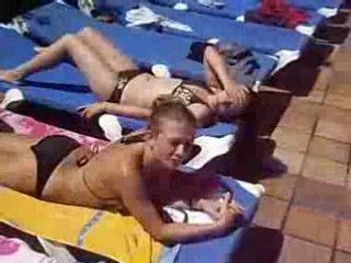 dodo sur les transats après une longue nuit blanche