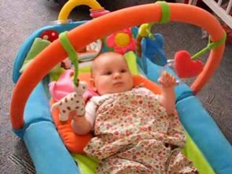 Jeanne attrape ses joujoux