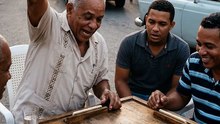 🔥 ¡EL GOLPE DEL DOBLE SEIS EN LA MESA QUE RETUMBÓ EN TODA LA CUADRA! 🎲😂