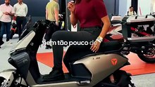Fini l’auto-école ? Ce scooter se conduit sans permis ! 😱
