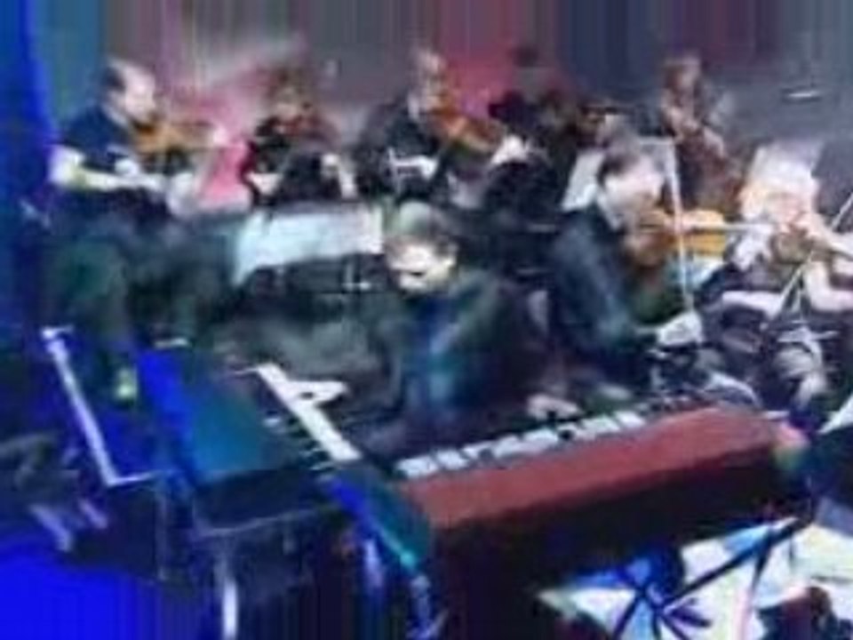 The Last Shadow Puppets - Standing Next To Me (Live)