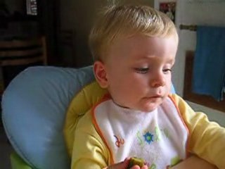 Corentin mange un cornichon