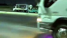 Voler du poulet congelé dans la remorque d'un camion qui roule