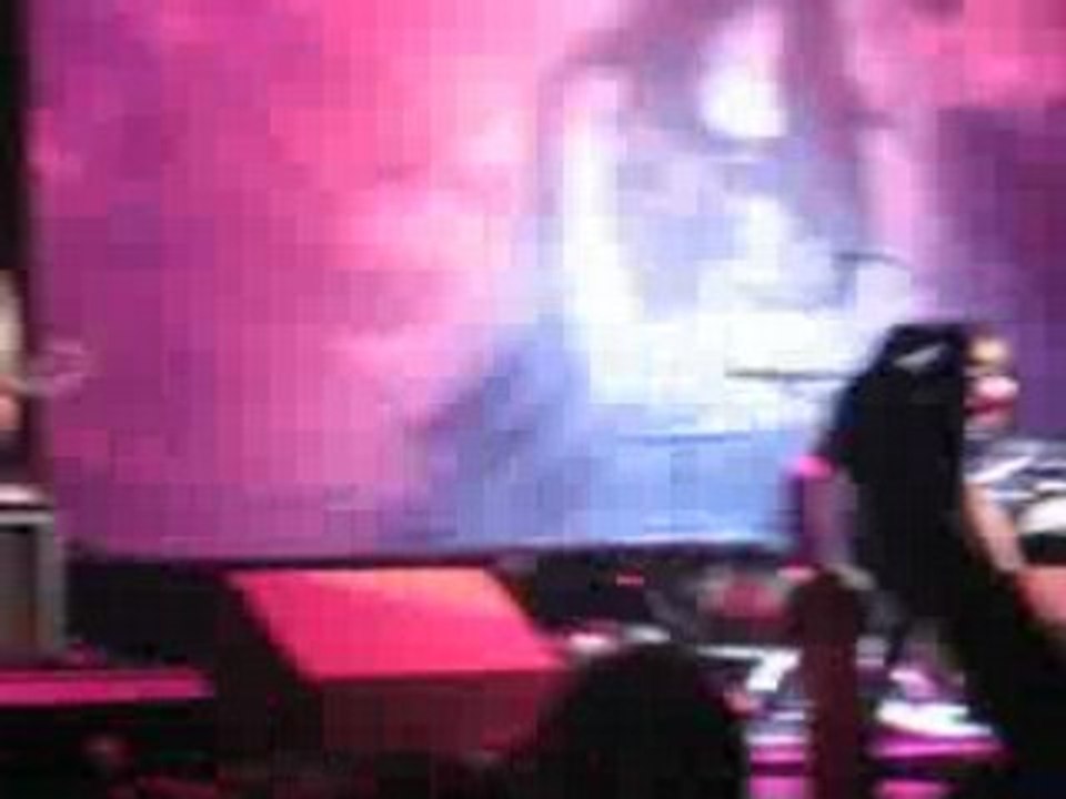 Lauren Harris et son cadeau - Paris Bercy le 2 juillet 08