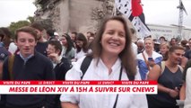 Les fidèles entonn