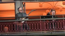 Gli U2 in concerto su un balcone a Dublino per i loro 50 anni