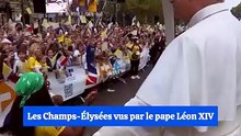 Embarquez dans la papamobile qui descend les Champs-Élysées au milieu des fidèles
