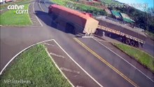 Câmera flagra batida entre duas carretas em trevo de Pérola D’Oeste