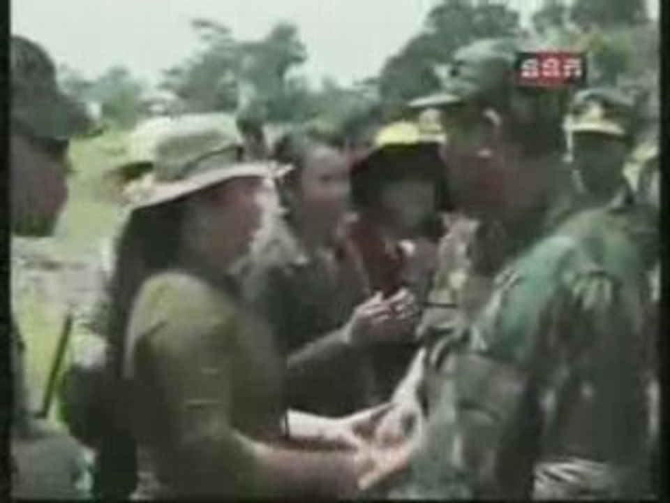 TV khmère News Tear-Banh visite le site de Preah-Vihear.