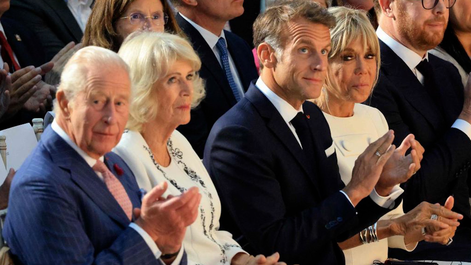 La capital brit�nica se ha convertido en el epicentro de la diplomacia cultural europea. El rey Carlos III ha reconocido su propia herencia familiar en los bordados del legendario Tapiz de Bayeux, la emblem�tica tela de unos 70 metros de longitud que ilustra la violenta invasi�n normanda y la derrota inglesa en la hist�rica batalla de Hasting de 1066. El jefe de Estado del Reino Unido presidi� la noche del mi�rcoles la inauguraci�n de la presentaci�n de esta fr�gil e hist�rica obra maestra en el Museo Brit�nico, donde entrevi� la �ntima conexi�n con sus antepasados entre las hebras de lana hiladas por las viudas, hijas y otras v�ctimas de la conquista francesa.El soberano brit�nico estuvo acompa�ado en la gran velada de presentaci�n por el presidente de Francia, Emmanuel Macron, as� como por sus respectivas esposas, la reina Camila y Brigitte Macron. Durante el solemne acto, el monarca brit�nico, que desciende de forma directa del primer rey normando, Guillermo el Conquistador, puso en valor la importancia del telar. En su discurso de inauguraci�n, el monarca se�al�: "Narra la historia de los or�genes de lo que me gusta considerar como la rama francesa de la historia de mi familia en estas islas".Para Carlos III, la llegada de esta obra a Londres deber�a servir para marcar el reinicio de la "entente amicale" (acuerdo de amistad) entre Francia y el Reino Unido. Por su parte, el presidente franc�s Emmanuel Macron enfatiz� el profundo simbolismo del acontecimiento, se�alando que representa un indudable acercamiento, no solo entre las capitales de Par�s y Londres, sino de manera m�s amplia entre el Reino Unido y el conjunto de la Uni�n Europea.La llegada temporal del tapiz a suelo brit�nico no ha sido un proceso sencillo. Seg�n record� con sentido del humor el exministro conservador y actual presidente del patronato del museo, Goerge Osborne, el excepcional pr�stamo de esta obra maestra custodiada habitualmente en el museo de Bayeux &mdash;localidad pr�xima a la costa francesa del canal de la Mancha&mdash; es el resultado directo del esfuerzo negociador de hasta tres jefes del Gobierno del Reino Unido consecutivamente: Teresa May (2016-2019), Keir Starmer (2024-2026) y el actual primer ministro Andy Burnham, quien ejerce su cargo desde el pasado mes de julio y acudi� a la cita acompa�ado de su mujer, Marie-France van Heel.La gran expectaci�n generada por la exposici�n ha provocado que las entradas, cuyos precios oscilan entre unos 30 y 40 euros, se hayan agotado en cuesti�n de minutos cada vez que el Museo Brit�nico ha puesto a la venta un nuevo bloque de pases.Diversos analistas culturales han comparado la crudeza en la representaci�n de la violencia y la destrucci�n descritas de forma simb�lica en el telar de Bayeux con el ic�nico cuadro Guernica de Pablo Picasso. No obstante, el impacto de esta exposici�n va m�s all� de lo puramente art�stico. Fuentes internas del Museo Brit�nico sugieren que la viabilidad del retorno temporal de la joya de Bayeux a Inglaterra podr�a servir como gu�a y precedente para el desarrollo de las complejas negociaciones de un acuerdo de pr�stamo con Grecia respecto a los pol�micos m�rmoles del Parten�n.En un momento de tensiones internacionales, el rey Carlos III ironiz� sobre la naturaleza hist�rica de la pieza: "El Tapiz de Bayeux, o el Bordado de Canterbury, como bien podr�a haberse llamado, narra un conflicto". No obstante, el soberano concluy� su discurso destacando el valor reconciliador del arte en nuestros d�as: "Sin embargo, aqu� sigue hoy, casi mil a�os despu�s, como un preciado s�mbolo de confianza, en un momento en el que, lamentablemente, la confianza parece escasear entre las naciones".