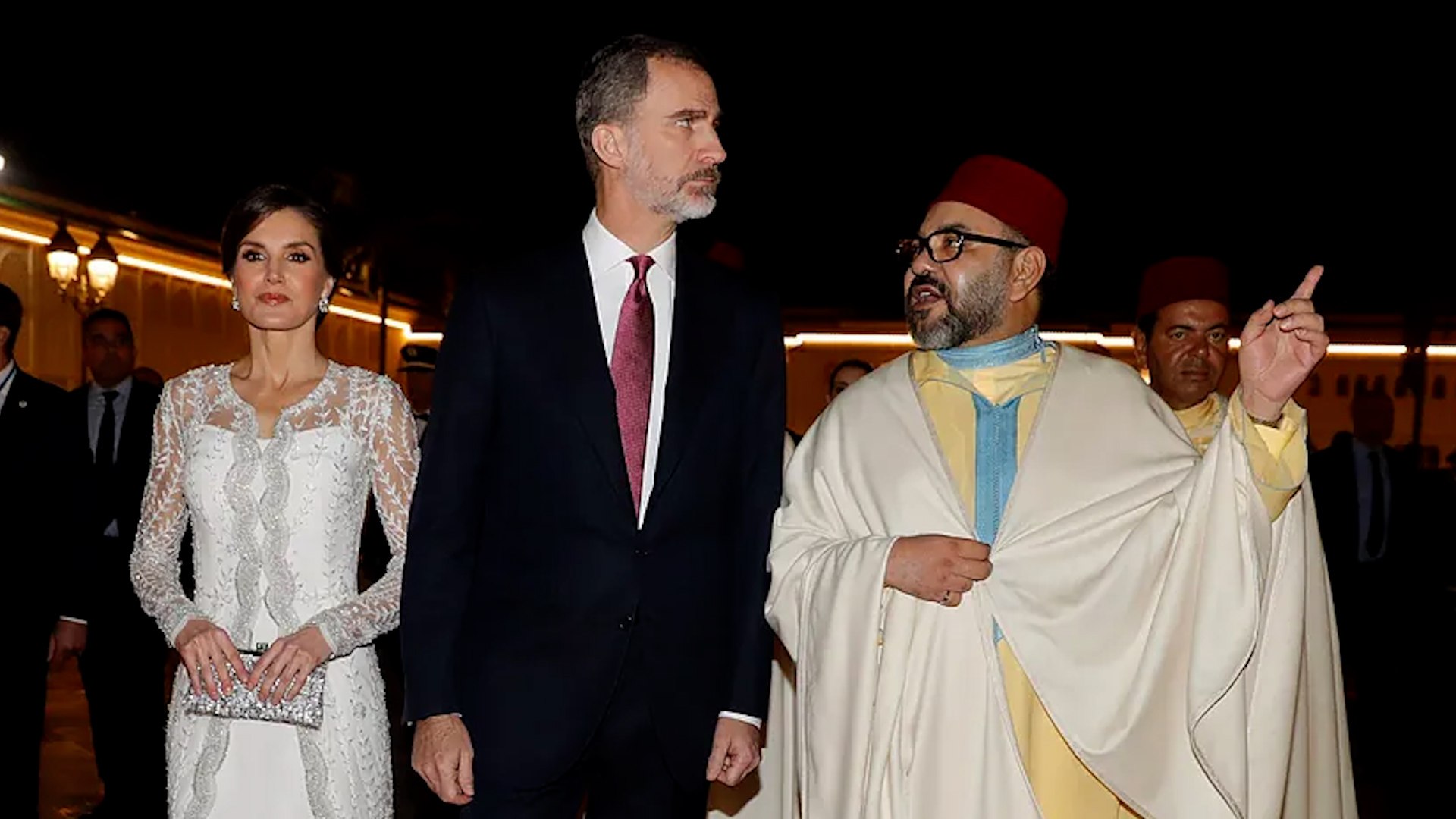 El presidente del Gobierno, Pedro S�nchez, ha avanzado durante su intervenci�n en el Congreso de los Diputados que el rey Felipe VI viajar� a Ceuta y Melilla "en las pr�ximas semanas". Esta comparecencia, destinada a dar cuenta de la gesti�n del Ejecutivo tras la entrada masiva de migrantes el pasado mes de julio, ha servido para concretar un viaje largamente demandado tras la avalancha en la frontera con Marruecos.Seg�n ha explicado el l�der del Ejecutivo central, el Gobierno "comparte la necesidad" de que el jefe del Estado se desplace a ambas ciudades aut�nomas con el objetivo de transmitir "el compromiso absoluto del Estado" con estos territorios. El anuncio se produce despu�s de que el presidente de Ceuta, Juan Jes�s Vivas, desvelara el "compromiso personal" del monarca para realizar esta visita oficial.S�nchez ha defendido la gesti�n de su gabinete frente a la crisis fronteriza, que mantiene a un m�nimo de 7.000 de las decenas de miles de personas que accedieron de forma irregular en la ciudad aut�noma. El presidente ha insistido en que tanto �l como sus ministros han "dado la cara" con continuas visitas sobre el terreno "para conocer de primera mano la situaci�n", "para hablar clara a cara a los autoridades ceut�es y al conjunto de la sociedad de Ceuta" y para "mostrar nuestro apoyo y nuestra empat�a", argumentando que la localidad "necesita m�s que nunca estar arropada por el Estado". En sus propias palabras ante el Congreso: "A lo largo de este mes han acudido a Ceuta numerosos miembros del Gobierno de Espa�a, secretarios de Estado, ministros, vicepresidentes y tambi�n un servidor".El anuncio de la visita busca zanjar la controversia abierta a principios de semana, cuando S�nchez record� en una entrevista en la Cadena Ser que el Rey lleva dos d�cadas sin visitar Ceuta, ya que el �ltimo viaje de un jefe del Estado lo protagoniz� Juan Carlos I en noviembre de 2007. La oposici�n interpret� estas declaraciones como un ataque directo a la Monarqu�a, lo que oblig� a la portavoz de La Moncloa, Elma Saiz, a matizar que el presidente �nicamente "constat� una realidad" y que "Lo que hizo no fue ning�n reproche, sino que constat� una realidad".Desde el Ejecutivo insisten en que en estos �ltimos veinte a�os "ha habido distintos gobiernos liderados por el PP y PSOE", lo que demuestra que Moncloa nunca ha puesto trabas al viaje. Fuentes gubernamentales han calificado la situaci�n de la siguiente manera: "Es una falsa pol�mica provocada por la derecha pol�tica y medi�tica, que nos ha acusado de haber vetado la visita". Asimismo, confirman que para esta cita, que "a�n no est� organizado", no existe "ninguna complicaci�n", si bien previsiblemente podr�a generar tensiones diplom�ticas con Marruecos. Desde el Ejecutivo concluyen que, m�s all� de las fechas exactas, "Lo importante es que esa visita va a tener lugar".