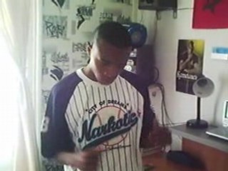 Musthug sur l'instru de dear mama en freestyle