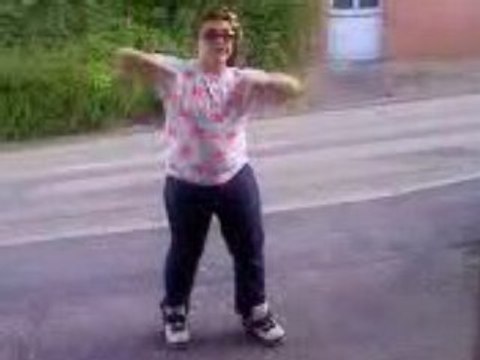 MOI en MOde danse devant la maison MDR