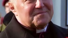 Ta niepozorna czarna czapka księdza skrywa znacznie więcej, niż mogłoby się wydawać.
