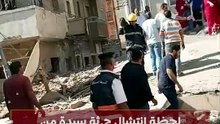 لحظة انتشال ج.ثة سيدة من تحت أنقاض عقار المنيا المنهار