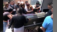 Familiares y amigos de Aleyda Romero dieron el último adiós a la trabajadora de Jonathan Meléndez
