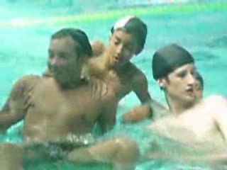 à la piscine (mini camp canoë)