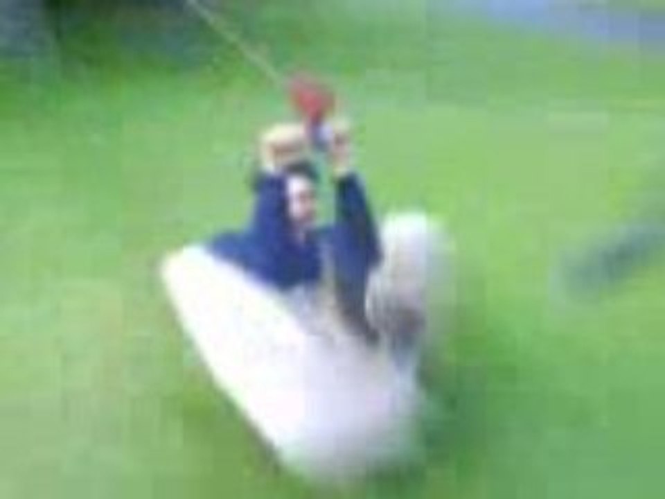 Caillou sur tyrolienne