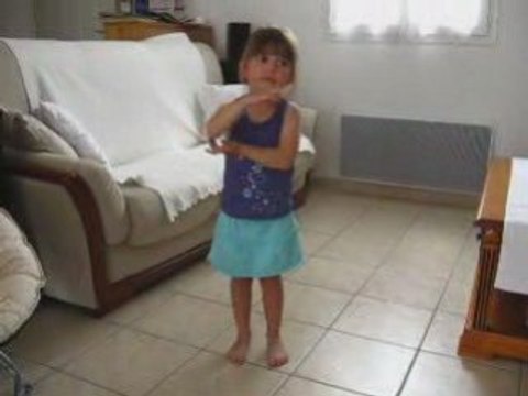 Léa danse la Tektonik