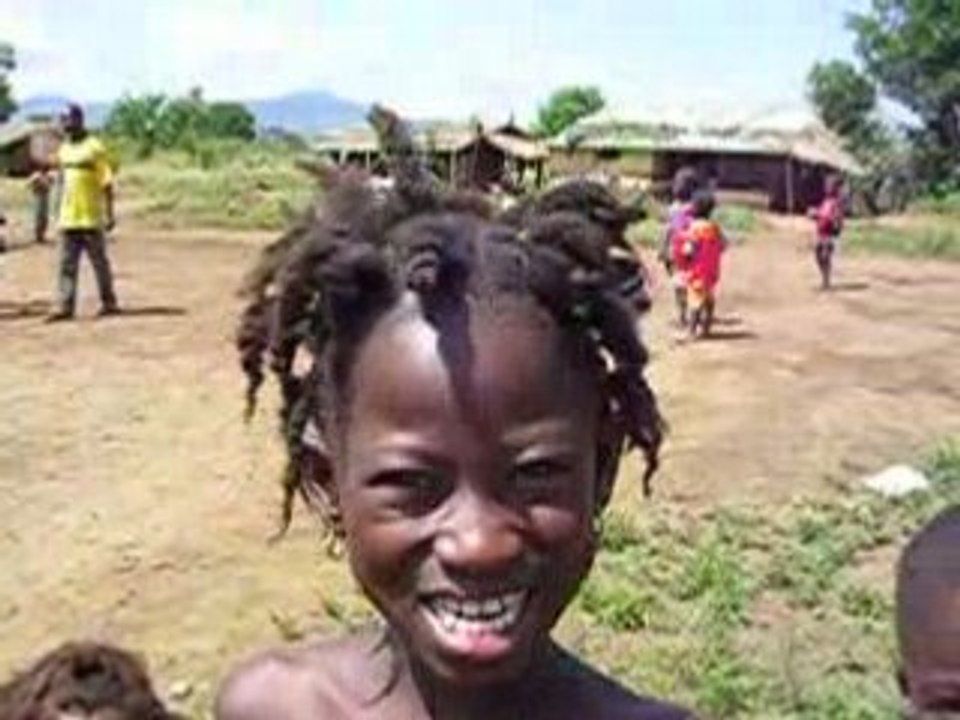 12/11/2004 - enfants réfugiés au camp de Lainé (Guinée)