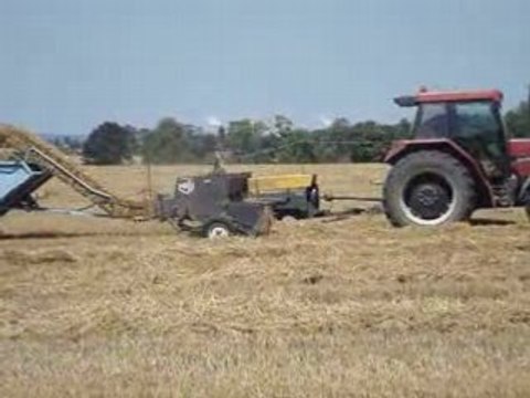 Pressage de la paille de blé avec case 5120