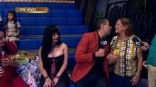 Pollo hace la galleta del amor con chica del público