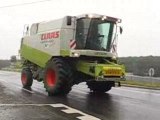 Voiture du convoi + claas lexion 420