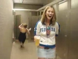 Fille Ivre fonce droit dans une porte