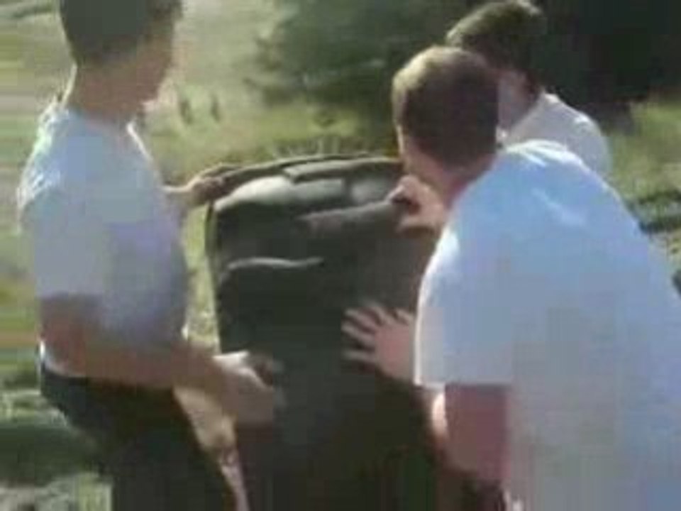 Un homme essaye d'arreter un pneu de camion mais ???