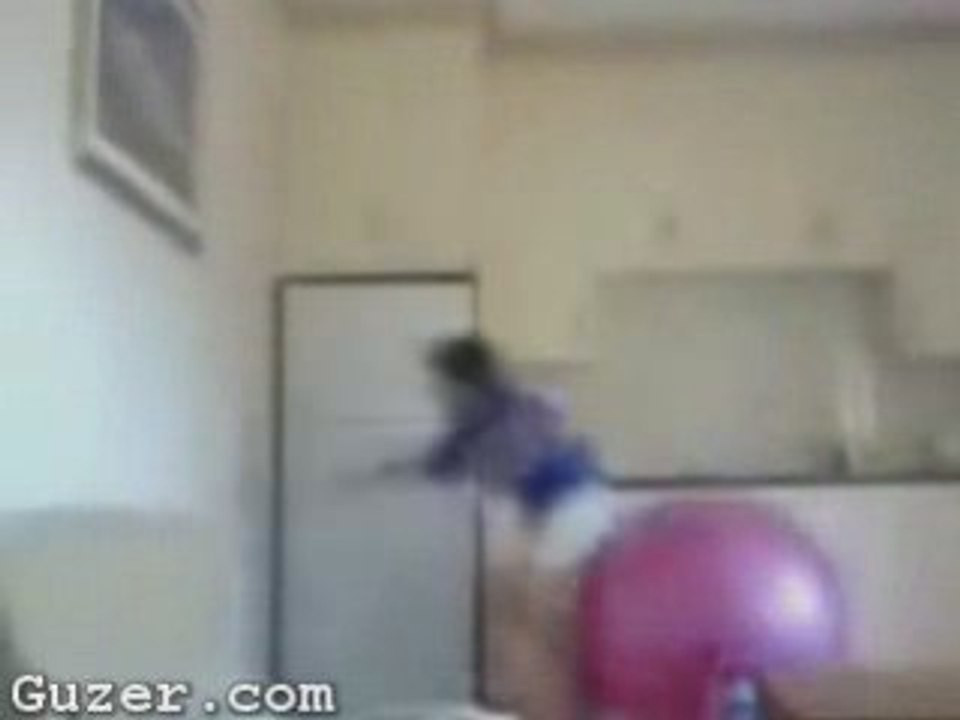 une fille s'éclate la gueule dans le mur de sa cuisine