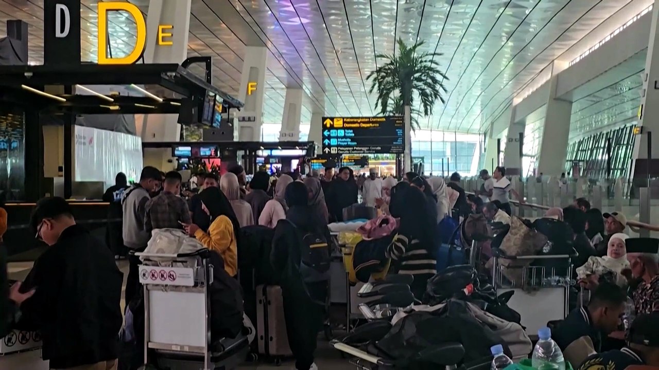 Anak-krakatau-ausbruch: flugchaos für passagiere in indonesien