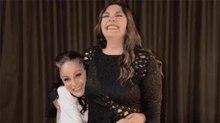 Yuridia sorprende al proyectar critica de Lola Cortés en su concierto
