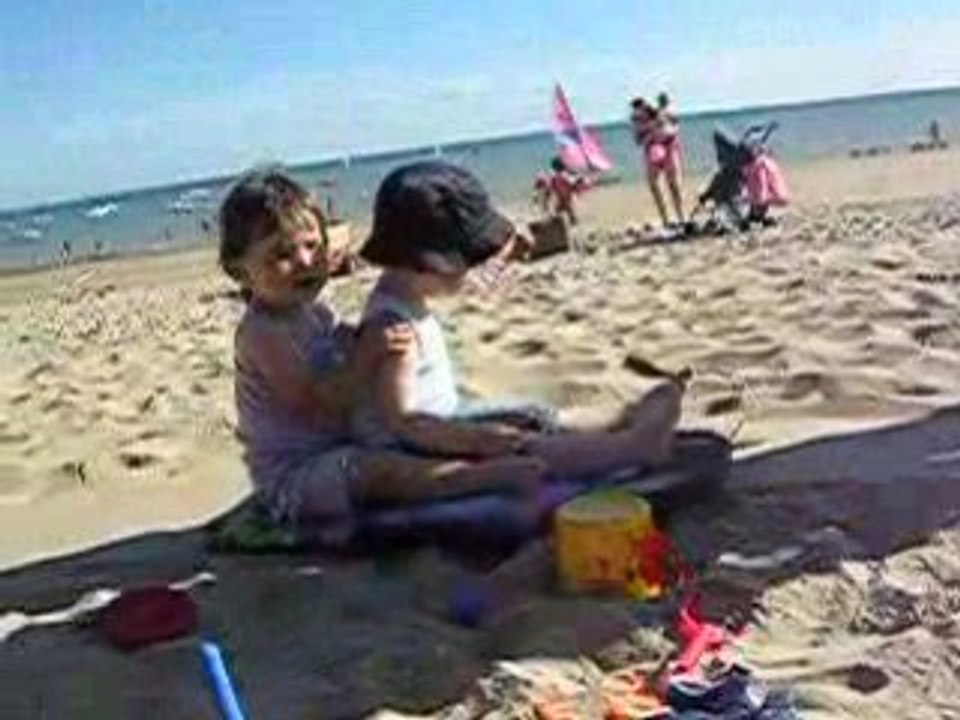 Lilou 23 mois - Surfe avec Mathis