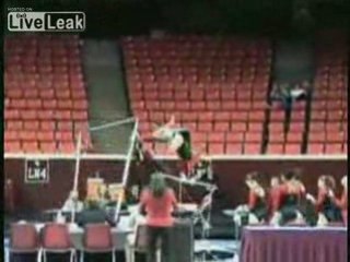 Incredibile incidente alle parallele