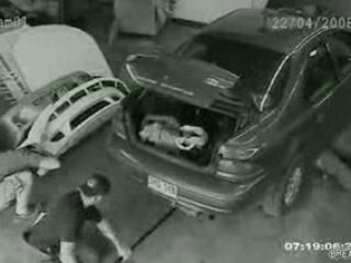 Meccanico schiacciato sotto auto