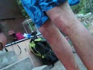 Fuyez ou je vous botte les fesses!