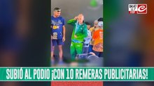 Atleta subió al podio con más de diez camisetas para cumplir con todos sus sponsors