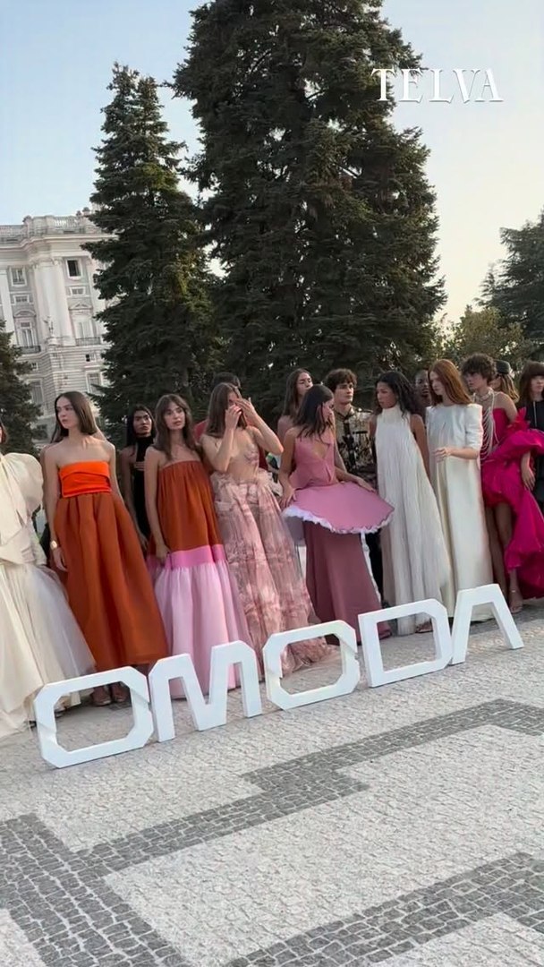 En el estanque central de los Jardines de Sabatini, frente a la fachada norte del Palacio Real, el desfile organizado junto al Ayuntamiento de Madrid serv�a como evento inagural de la Semana de la Moda.Inspirado en la sofisticaci�n contempor�nea y en la luz y las tonalidades de los atardeceres, por la pasarela natural que discurre entre los �rboles, las flores y las esculturas del siglo XVIII que rodean el lago desfilaron m�s de 20 dise�adores y firmas. Como tel�n de fondo, la que est� considerada una de las mejores puestas de sol en este enclave tan emblem�tico de la ciudad de Madrid y como protagonista absoluta, la moda.
