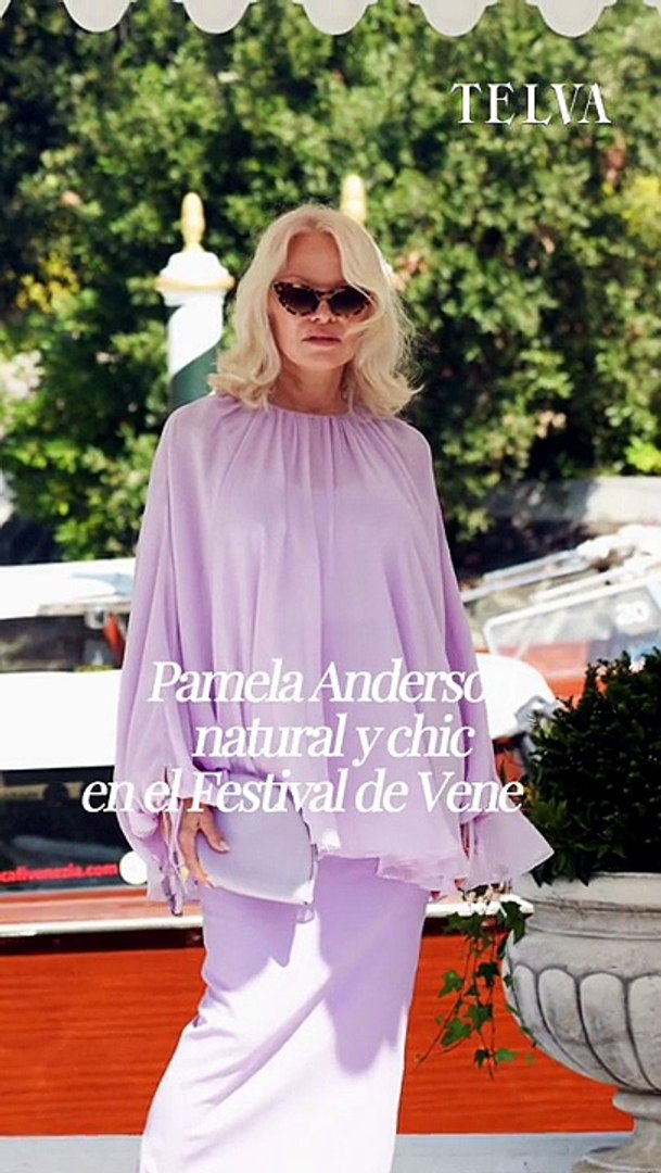 Con un vaporoso conjunto lila compuesto por una blusa y una falda recta, la actriz Pamela Anderson (59 a�os) llegaba al Festival de Cine de Venecia para recoger el premio Award of Courage en la gala amfAR. Un reconocimiento a su trayectoria y su compromiso con distintas causas a lo largo de los a�os que la actriz recogi� emocionada con un elegante vestido naranja y, como viene siendo habitual en ella en los �ltimos a�os, sin maquillaje.�Lo que empez� como un homenaje espont�neo hacia su fallecida maquilladora de confianza pronto se convirit� en una declaraciones de intenciones y una se�a de identidad: por fin se sent�a c�moda en su piel y, en el proceso reinvidicaba la naturalidad y se revelaba contra la estricta presi�n est�tica que sufren las mujeres, sobre todo a partir de cierta edad.�Tambi�n a su llegada a la ciudad italiana, la famosa "vigilante de la playa" abog� por ese estilo discreto y relajado con un sencillo conjunto de gasa que contiene todas las claves para un look de d�a con el m�ximo glamour pero muy natural: un vestido vaporoso y unas gafas cat eye es todo lo que hace falta.