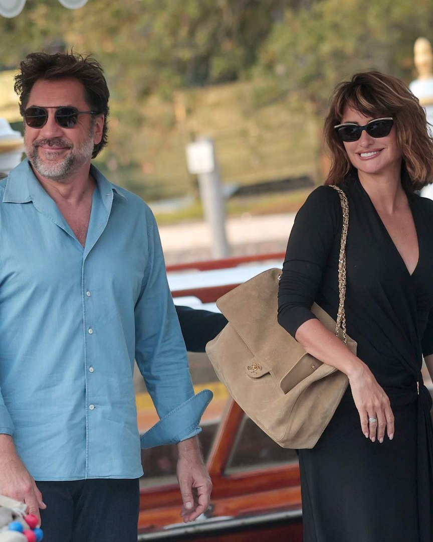 Pen�lope Cruz (52) y Javier Bardem (57) presentan en el Festival Internacional de Cine de Venecia su nueva pel�cula juntos: &lsquo;B�nker&rsquo;, dirigida por Florian Zeller.�El matrimonio de actores ha trabajado unido en varias ocasiones. Se conocieron en &lsquo;Jam�n jam�n&rsquo; de Bigas Luna y se enamoraron en &lsquo;Vicky Cristina Barcelona&rsquo; de Woddy Allen.Tambi�n han compartido reparto en cintas como &lsquo;Carne tr�mula&rsquo; de Almod�var, &lsquo;Loving Pablo&rsquo; de Fernando Le�n o &lsquo;Todos lo saben&rsquo; de Asghar Farhadi.Pronto los veremos juntos de nuevo en la alfombra roja en el estreno de &lsquo;B�nker&rsquo;.