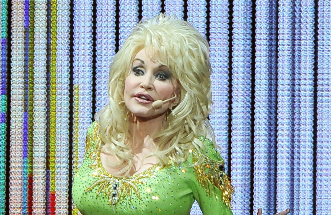 Dolly parton stand fast für einen superheldenfilm vor der kamera