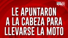 Tremendo: lo pusieron de rodillas y le apuntaron para robarle la moto