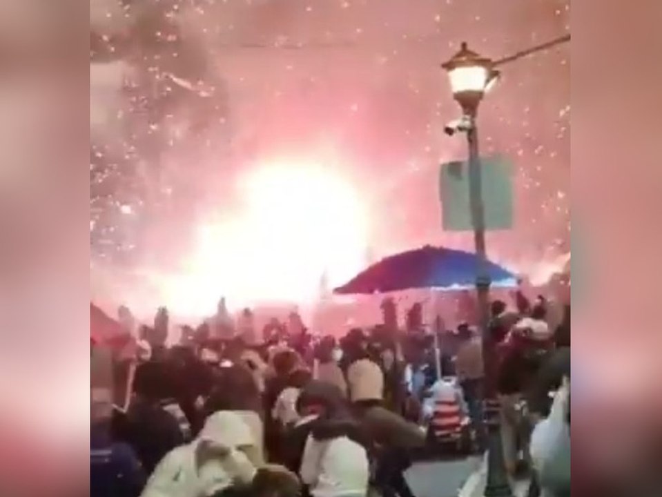 Feuerwerk explodiert in menschenmenge: mehrere tote